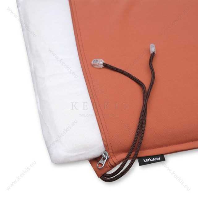 Το κάλυμμα του μαξιλαριού καρέκλας διαθέτει φερμουάρ, ενώ η εσωτερική γέμιση είναι επενδεδυμένη με βάτα για αντοχή και καλαισθησία