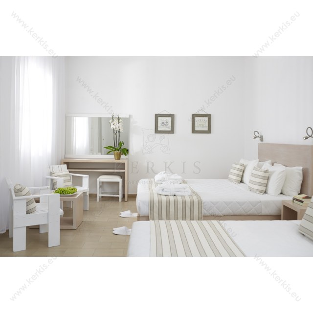 Μαξιλάρια φιγούρας σε δωμάτιο ξενοδοχείου, συνδυάζονται με ράννερ κρεβατιού