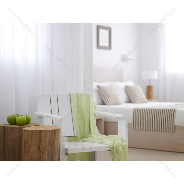 Μαξιλάρια φιγούρας σε δωμάτιο ξενοδοχείου, συνδυάζονται με ράννερ κρεβατιού