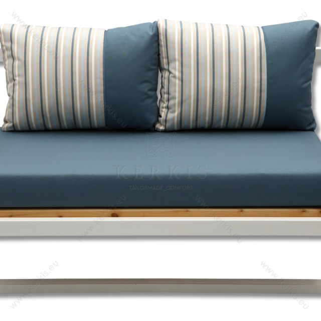 Μαξιλάρια πλάτης καναπέ με ύφασμα για εξωτερικούς χώρους σε συνδυασμό σχέδιο με ρίγες και μονόχρωμο.  Μαξιλάρια πλάτης καναπέ με ύφασμα για εξωτερικούς χώρους σε συνδυασμό σχέδιο με ρίγες και μονόχρωμο.