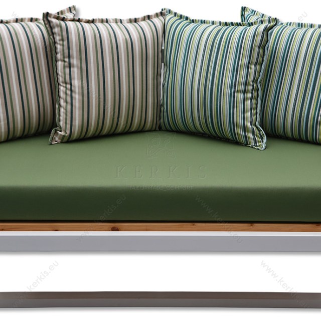 Μαξιλάρια διακοσμητικά με ύφασμα για εξωτερικό χώρο αι σχέδιο ρίγες σε πράσινους τόνους.