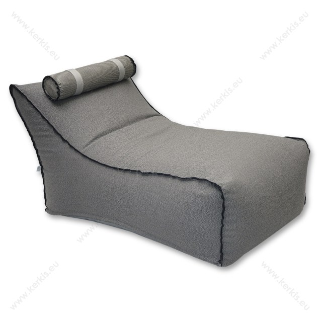 Πουφ Ήρα, με προσκέφαλο στηριζόμενο με ιμάντες ώστε να μετακινείται ή ακόμη και να αφαιρείται. Η εμφανής διακοσμητική ραφή προσδίσει ξεχωριστό στυλ.