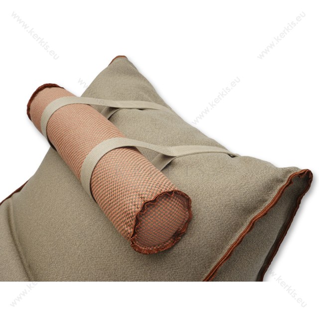 Ήρα poof με προσκέφαλο στηριζόμενο με ιμάντες ώστε να μετακινείται ή ακόμη και να αφαιρείται. Η εμφανής διακοσμητική ραφή προσδίσει ξεχωριστό στυλ.