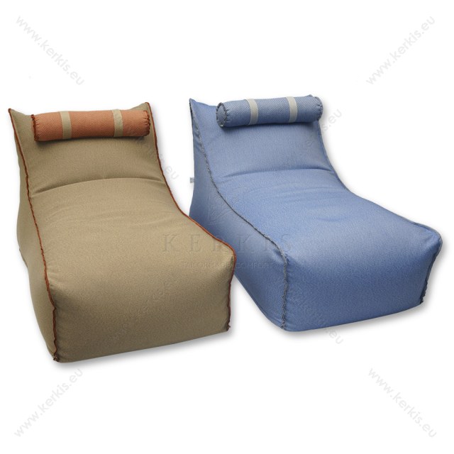 Πουφ Ήρα, με προσκέφαλο στηριζόμενο με ιμάντες ώστε να μετακινείται ή ακόμη και να αφαιρείται. Η εμφανής διακοσμητική ραφή προσδίσει ξεχωριστό στυλ.