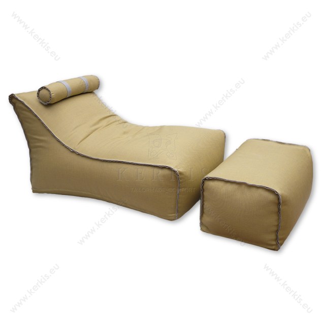 Πουφ Ήρα κατασκευασμένο από την Kerkis Tailormade Comfort, με προσκέφαλο στηριζόμενο με ιμάντες ώστε να μετακινείται ή και να αφαιρείται. Η διακοσμητική ραφή προσδίσει ξεχωριστό στυλ.