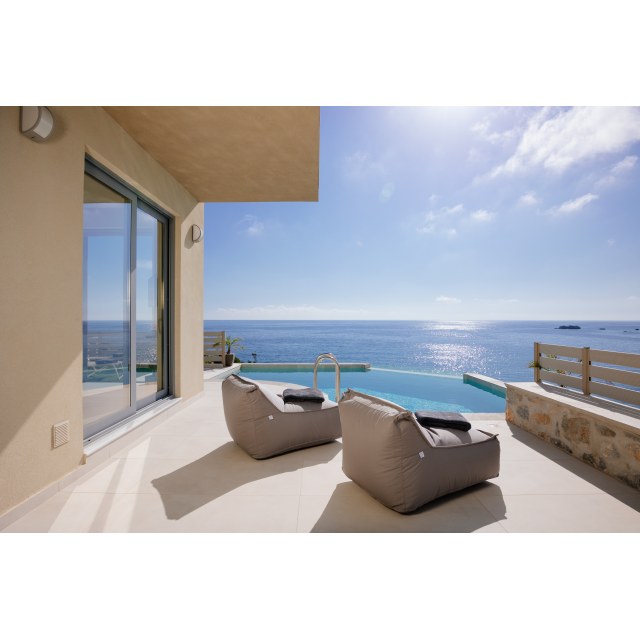 Πουφ "Άτλας" κατασκευασμένο από την Kerkis Tailormade Comfort για πισίνα στην Κρήτη!