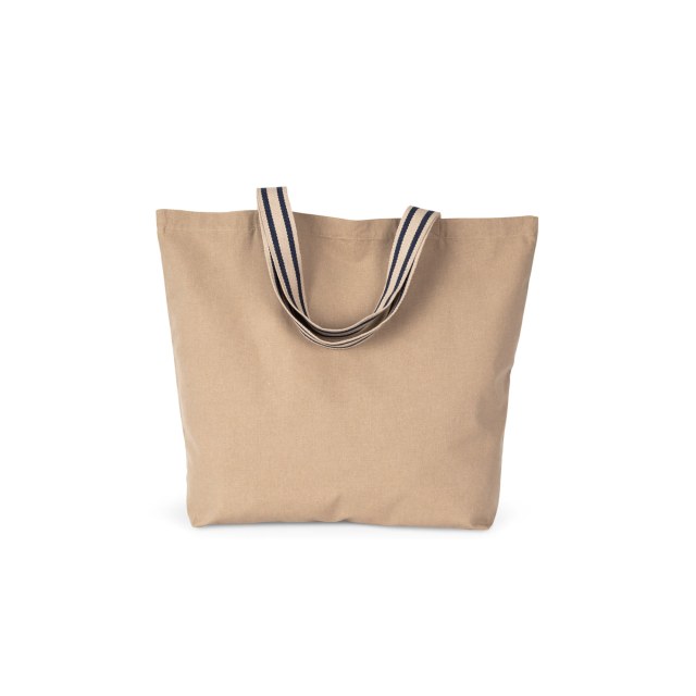 Luxeo
Μεγάλη υφασμάτινη τσάντα luxury κατασκευασμένη από ανακυκλωμένα υλικά. Με εσωτερική τσέπη και ενασκημένους ιμάντες - χερούλια.
75% ανακυκλωμένο βαμβάκι - 25% ανακυκλωμένος πολυεστέρας 285gr. Διαθέσιμη σε 4 χρώματα.
Διαστάσεις 60*50+16εκ. 