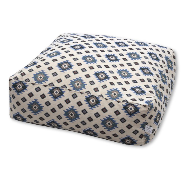 Πουφ Φαίδρα BERLIN με boho μπλε σχέδια σε εκρού βάση. Κατάλληλο για εσωτερικούς και εξωτερικούς χώρους.