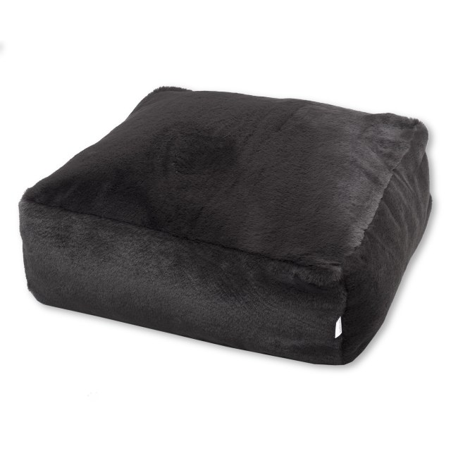 Πουφ Φαίδρα με συνθετική μαύρη γούνα. Κατάλληλο για εσωτερικούς χώρους, παρέχοντας μια απαλή και ζεστή αίσθηση στον χώρο.