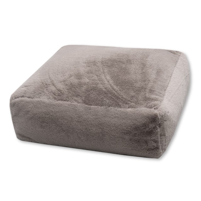 Πουφ Φαίδρα με συνθετική μπεζ γούνα. Κατάλληλο για εσωτερικούς χώρους, παρέχοντας μια απαλή και ζεστή αίσθηση στον χώρο.