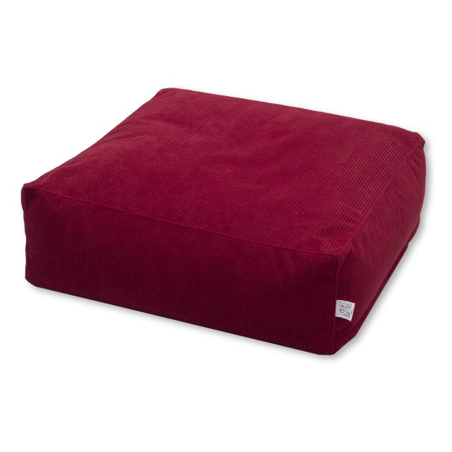 Πουφ Φαίδρα με κοτλέ ύφασμα εσωτερικού χώρου σε βαθύ κόκκινο χρώμα.