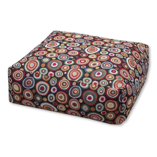 Πουφ Φαίδρα RIO με χρωματιστά σχέδια σε μαύρη βάση. Κατάλληλο για εσωτερικούς χώρους.