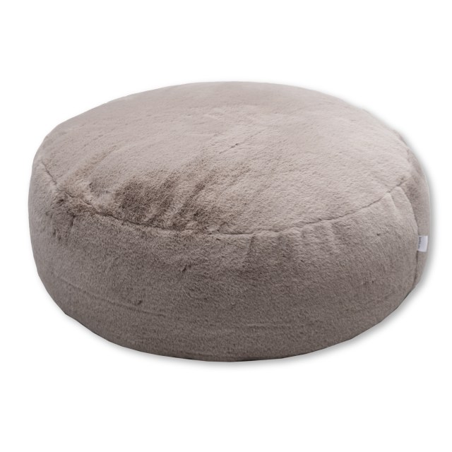 Πουφ Ιολάκι, με διάμετρο 85εκ, με ύφασμα από συνθετική γούνα σε μπεζ χρώμα. Κατάλληλο μόνο για εσωτερικούς χώρους.