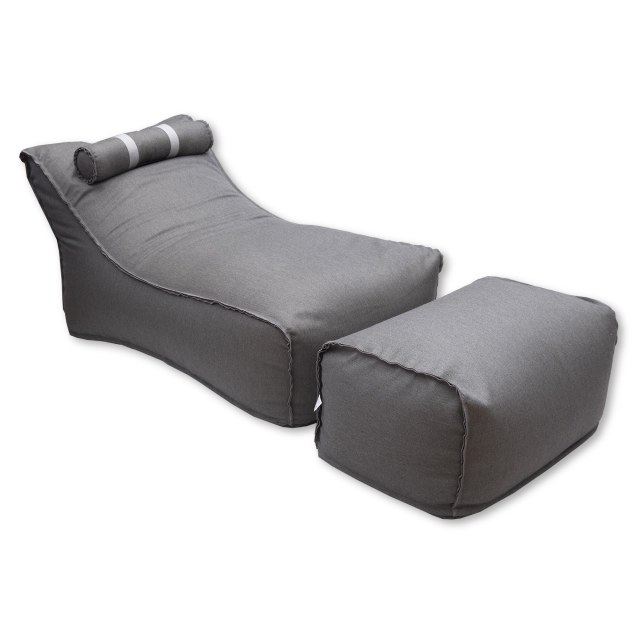 Πουφ Ήρα, με προσκέφαλο στηριζόμενο με ιμάντες ώστε να μετακινείται ή ακόμη και να αφαιρείται. Η εμφανής διακοσμητική ραφή προσδίδει ξεχωριστό στυλ. Μπορεί να συνδυαστεί με υποπόδιο για απόλυτη χαλάρωση.