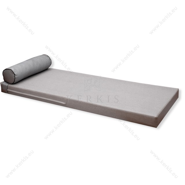 Day bed της Kerkis Tailormade Comfort κατασκευασμένο από δερματίνη Marine Professional Outdoor με όψη υφάσματος και με ενιαίο κεφαλάρι με ύφασμα outdoor , δεμένο με ιμάντες. Κατάλληλο για κάθε εξωτερικό χώρο.