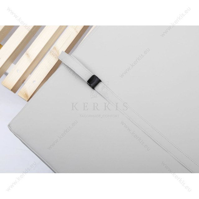 Για το δέσιμο πάνω στην ξαπλώστρα, κατασκευάζουμε ιμάντες από το υλικό που χρησημοποιούμε και εξωτερικά, σε συνδυασμό με πλαστικές πόρπες. Οι ιμάντες τοποθετούνται στο άνω και κάτω μέρος του στρώματος. Για το δέσιμο πάνω στην ξαπλώστρα, κατασκευάζουμε ιμάντες από το υλικό που χρησημοποιούμε και εξωτερικά, σε συνδυασμό με πλαστικές πόρπες. Οι ιμάντες τοποθετούνται στο άνω και κάτω μέρος του στρώματος.